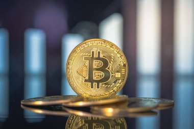 Altın bitcoin iş grafikleri yakın çekim bir arka plan üzerine dizilir.