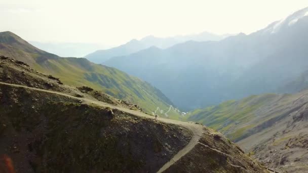 イタリアのステルヴィオ山道への道。山の曲がりの航空写真. — ストック動画