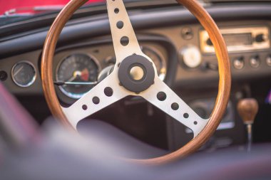 Klasik vintage araba iç, direksiyon simidi yakın, dasboard, retro etkisi