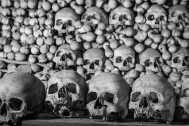 İnsan kafatasları ve kemikler. Gotik kasa. toplu mezar. Doku. Kostnice in Kutna Hora, Çek Cumhuriyeti