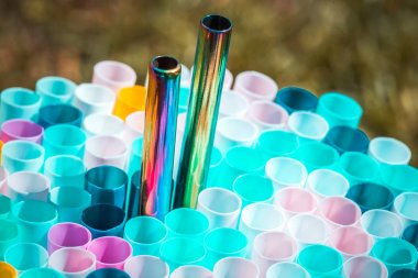 Metal içme saman arasında sıradan plastich olanlar. Ekoloji sıfır atık kavramı.