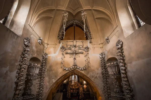 Human skulls and bones. Gothic vault. mass grave. Texture. Kostnice in Kutna Hora, Czech republic — Stock Photo, Image
