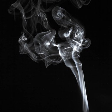 Soyut beyaz duman siyah arka plan üzerinde desen girdaplar