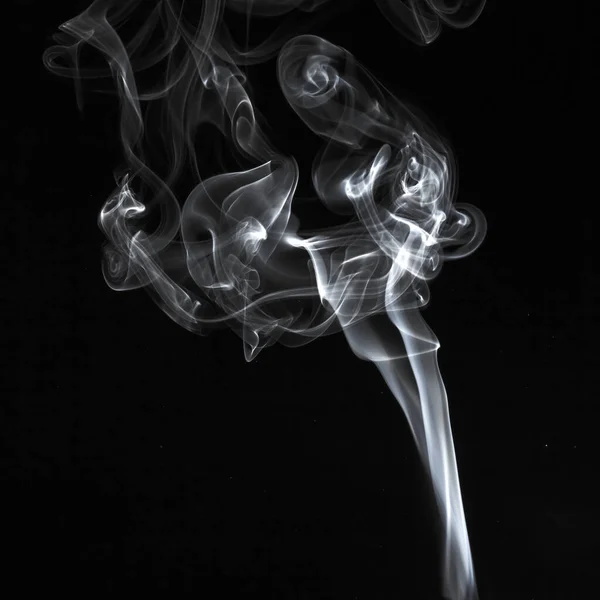 Абстрактний білий дим крутиться візерунок на чорному тлі — стокове фото