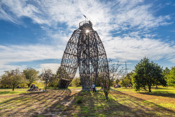 Острава, Чехия - октябрь 2019 года: смотровая башня Дубровка. Деревянная конструкция из саранчи. На краю Праги. Красивое небо на заднем плане
.