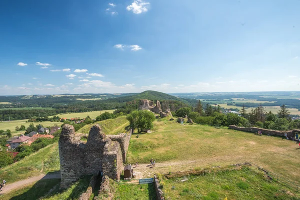 Pohled z trosek gotického středověkého hradu Lichnice, Železné hory, Pardubický kraj, Česká republika. Zřícenina hradu. — Stock fotografie