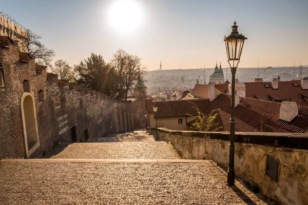 Panorama de Praga desde las escaleras del Castillo Viejo que conduce al Castillo de Praga, República Checa, Ciudad Vieja — Foto de Stock