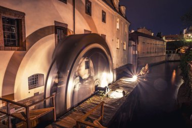 Çek Cumhuriyeti Prag 'daki Kampa Adası' ndaki tarihi su değirmeni. Vltava Nehri 'nin, Certovka' nın ya da Şeytan Irmağı 'nın kolu. Prag 'da ünlü bir yer.