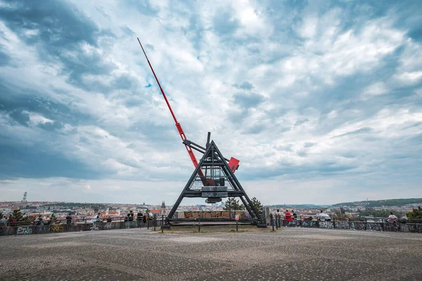 PRAG, CZECH REPUBLIC, APRIL 2020 - Sovyet diktatör Stalin 'in anıtına dikilmiş Prag dev metronomu veya sarkaçı Stalinizasyon önleme süreci. Ünlü skteboard yeri.