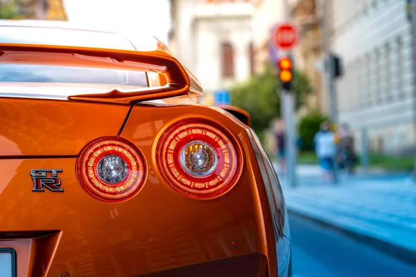 PRAGUE, RÉPUBLIQUE TCHÈQUE, JUILLET 2020 - Feux arrière d'Orange Nissan Skyline GTR dans une rue en attente de feu vert Image En Vente
