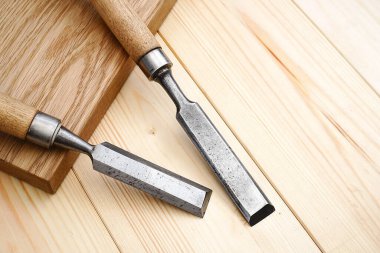 Pinewood masasında yonga ve meşe kalası var.