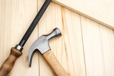 Masadaki çekiç ve dosya aracı