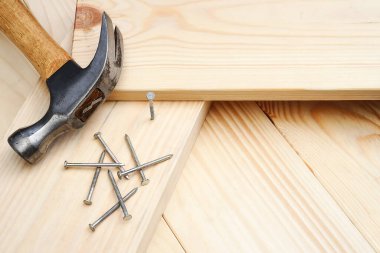 Hummer ve çiviler çam ağacının üstünde.