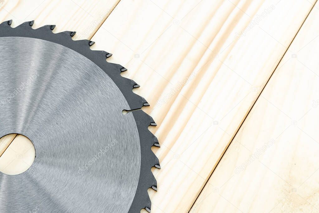 circular saw blade on the pinewood table