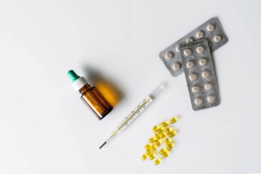 Termometre, haplar ve vitamin. Eczane