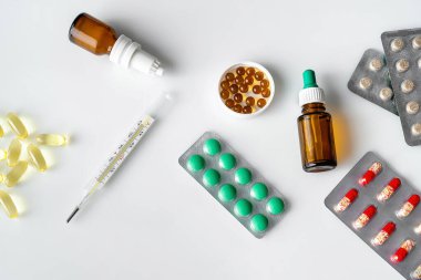 Termometre, haplar, balık yağı ve vitamin. Eczane