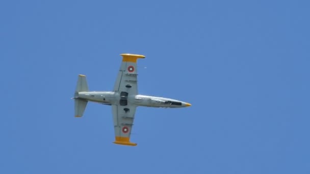 Повільний рух військового L-39 Jet Trainer Aircraft Open Landing Gear in Flight — стокове відео