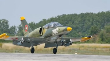 Yavaş Çekimde İndikten sonra Askeri Savaş Jeti L-39 Yakın Çekim