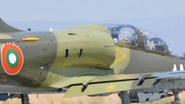 Nahaufnahme eines militärischen Kampfflugzeugs L-39 nach der Landung in Zeitlupe — Stockvideo