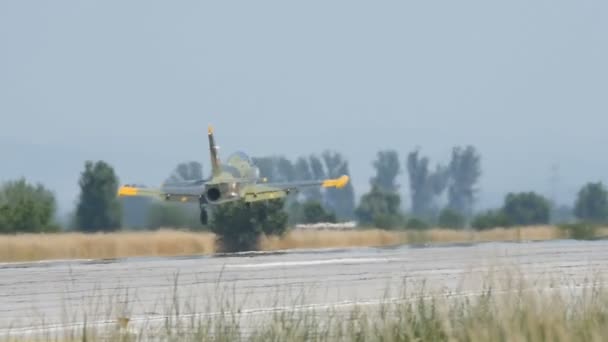 Kampfflugzeuge im Flug und Klettern nach dem Start in Zeitlupe — Stockvideo