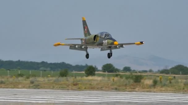 Zielony kamuflaż Wojskowe lekkie samoloty bojowe lądujące w zwolnionym tempie — Wideo stockowe