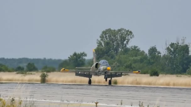 Militaire gevechtsvliegtuig L-39 Close-up na landing in slow motion — Stockvideo