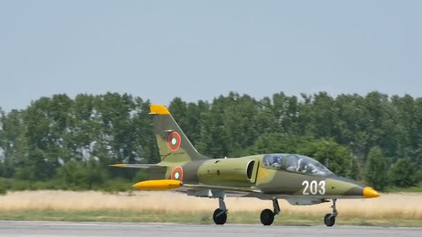 Militära stridsflygplan Jet Aircraft L-39 Närbild efter landning i Slow Motion — Stockvideo