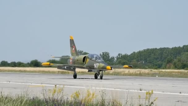 Zbliżenie pilotów wojskowego samolotu odrzutowego L-39 po wylądowaniu w zwolnionym tempie — Wideo stockowe