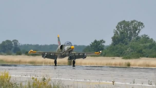 Gros plan sur l'avion de combat militaire L-39 après l'atterrissage au ralenti — Video