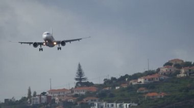 Madeira Funchal Havaalanı 'na uçak indi. Airbus A 321 UltraHD 4K 2160p Video