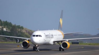 Airbus A 321 OY-VKT Thomas Cook Madeira Havaalanı 'na iniyor.