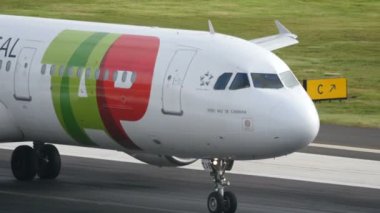 Airpot Pistinde Sivil Yolcu Uçağı taksisine yakın çekim. TAP Portekiz 4K