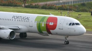 Pistte Yolcu Uçağı Taksisi 'nin yakın görüntüsü. TAP Havaalanı 4K Airbus 'u