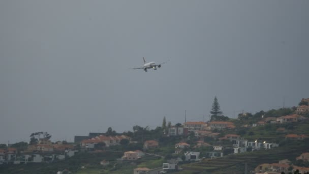 Atterrissage de l'avion de ligne à l'aéroport de Madère — Video