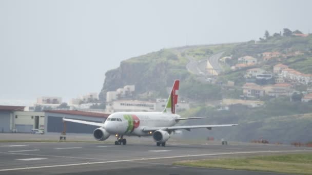 Airbus A319 Airliner sale de la pista del aeropuerto de Madeira después del aterrizaje . — Vídeos de Stock