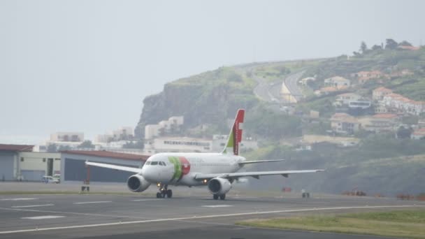 Airbus A319 Airliner sale de la pista del aeropuerto de Madeira después del aterrizaje . — Vídeos de Stock
