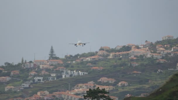 Aterrizaje de aviones en el aeropuerto de Madeira — Vídeos de Stock