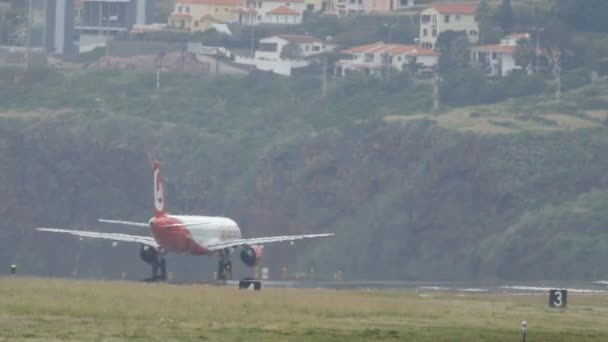 Airbus A321 de Air Berlin en la pista del aeropuerto de Madeira con hermosos paisajes — Vídeos de Stock