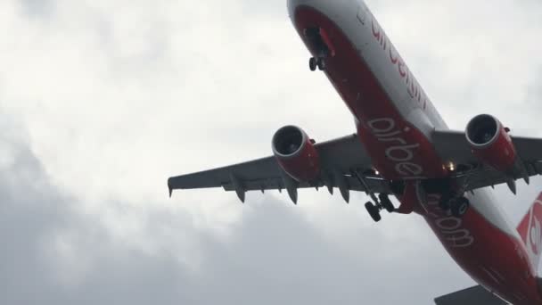 Engranaje de avión. Airbus A321 de Air Berlin D-ABCH. 4K 2160p UltraHD de vídeo . — Vídeos de Stock