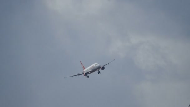 Airliner Lands à l'aéroport de Madère Funchal. Airbus A 321 UltraHD 4K 2160p Vidéo — Video