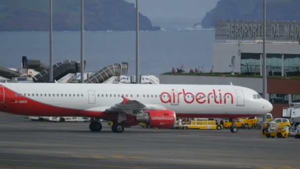 Polgári repülők parkjai a Funchal repülőtéren. Airbus A 321 vele AirBerlin 4K Ultra HD — Stock videók