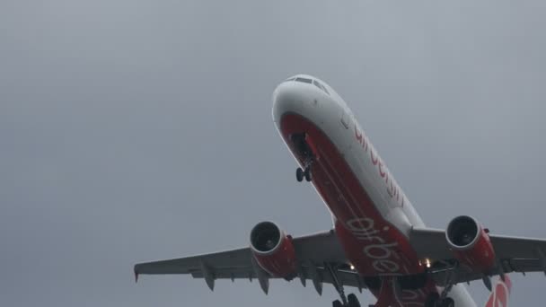 Engranaje de avión. Airbus A321 AirBerlin D-ABCH en 4K Video de alta definición — Vídeos de Stock