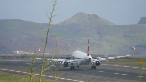Поворот и подъем самолета после взлета. Airbus A321 TAP Португалии на Мадейре — стоковое видео
