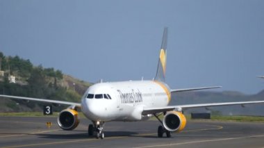 Thomas Cook Airbus A 321 Funchal Havaalanında Taksicilik yaparken