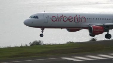 Madeira Funchal Havaalanı 'na uçak indi. Airbus A 321 UltraHD 4K 2160p Video