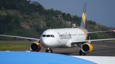 Thomas Cook Airbus A321 OY-TCF Funchal Havaalanı Taksi Bir Thomson uçağının arkasında