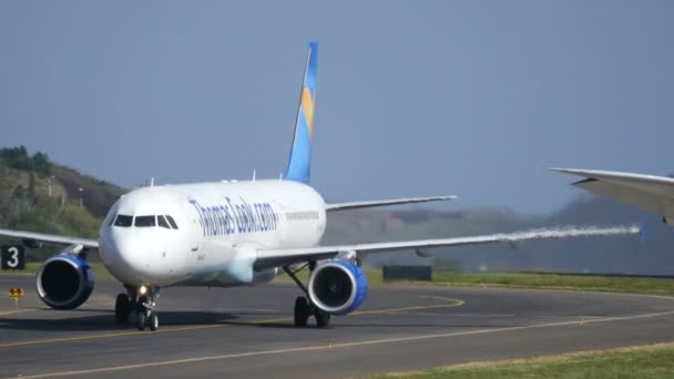 Airbus A 321 OY-VKT door Thomas Cook Airlines Taxiën op Madeira Airport 4K — Stockvideo