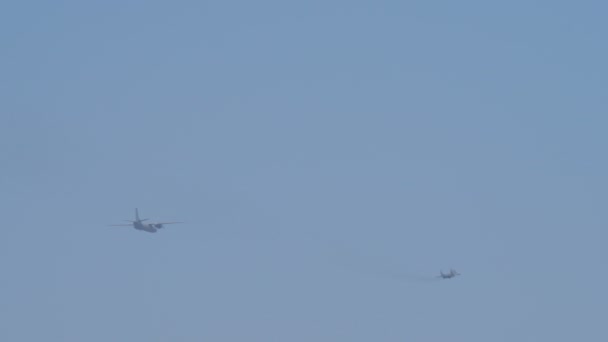 전투 항공기 MiG 29 Fulcrum Intercepts a Soviet Cargo Airplane Antonov An-26 — 비디오