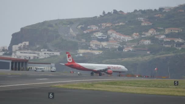 Airbus A 321 Air Berlin Taxi på Madeiras flygplats med män i arbete — Stockvideo