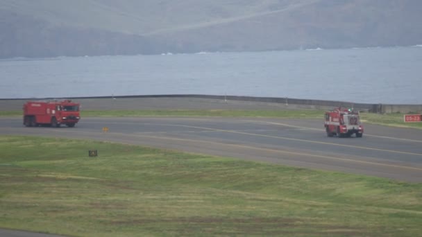 4K Amazing Madeira Airport Scenario with Airplane Boeing B757 Parked — Stok Video